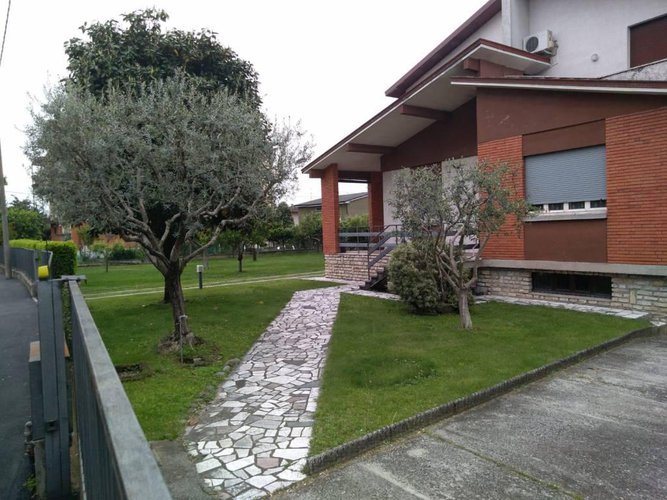 VILLA DISPOSTA SU DUE PIANI Chiari