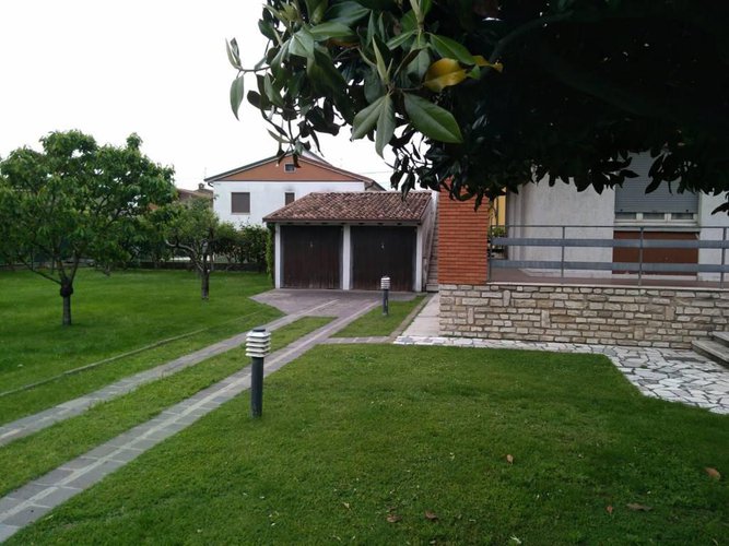 VILLA DISPOSTA SU DUE PIANI Chiari