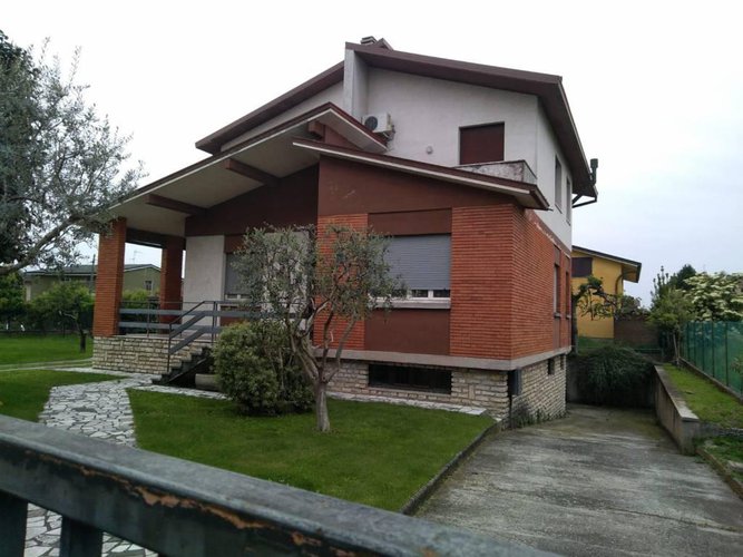 VILLA DISPOSTA SU DUE PIANI Chiari