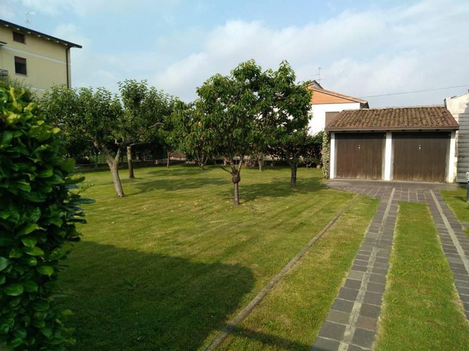 VILLA DISPOSTA SU DUE PIANI Chiari