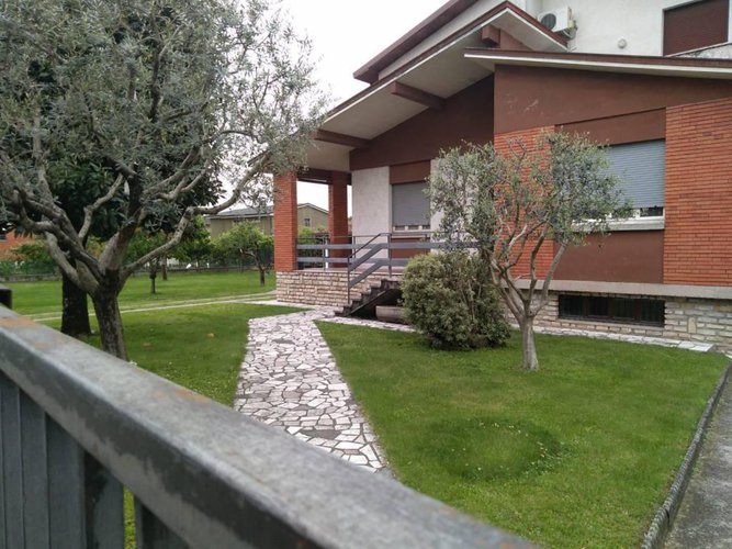 VILLA DISPOSTA SU DUE PIANI Chiari