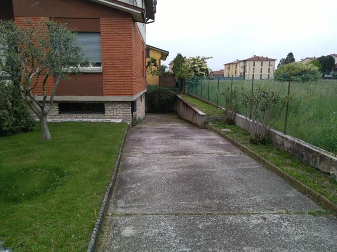 VILLA DISPOSTA SU DUE PIANI Chiari