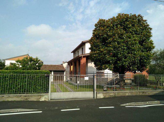 VILLA DISPOSTA SU DUE PIANI Chiari