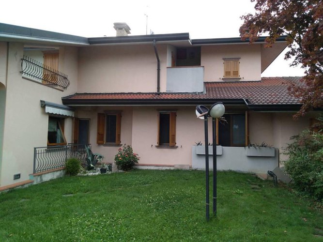VILLA BIFAMILIARE SU DUE PIANI A PONTOGLIO Pontoglio