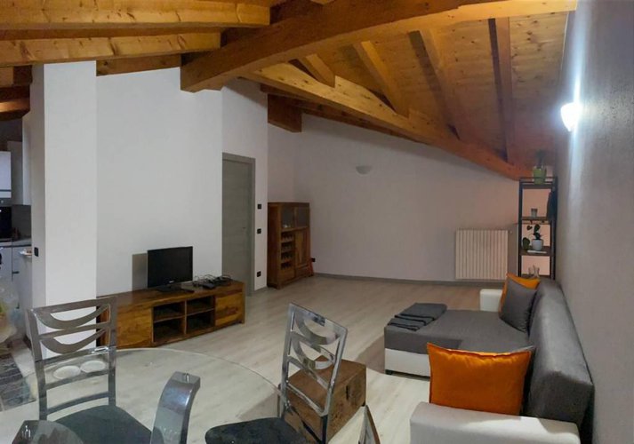 APPARTAMENTO ARREDATO CON TRAVI A VISTA!! OTTIMO PREZZO!!