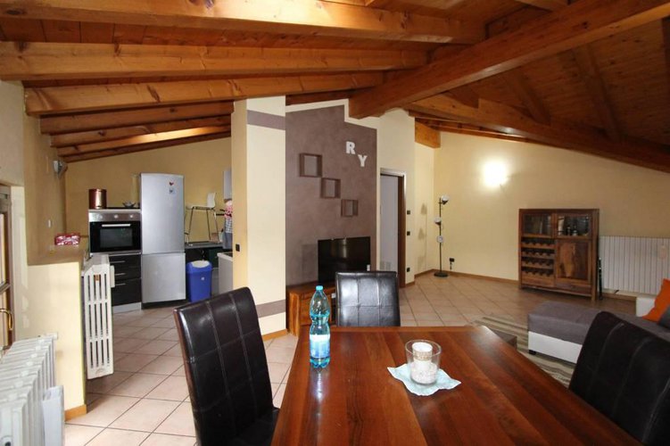 APPARTAMENTO ARREDATO CON TRAVI A VISTA!! OTTIMO PREZZO!!