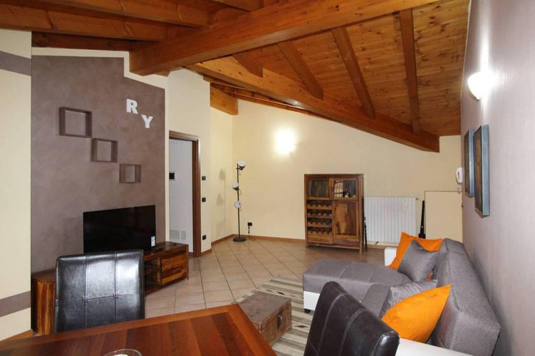 APPARTAMENTO ARREDATO CON TRAVI A VISTA!! OTTIMO PREZZO!! Adro