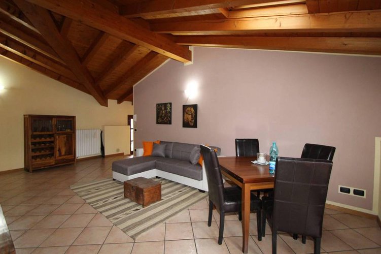 APPARTAMENTO ARREDATO CON TRAVI A VISTA!! OTTIMO PREZZO!!