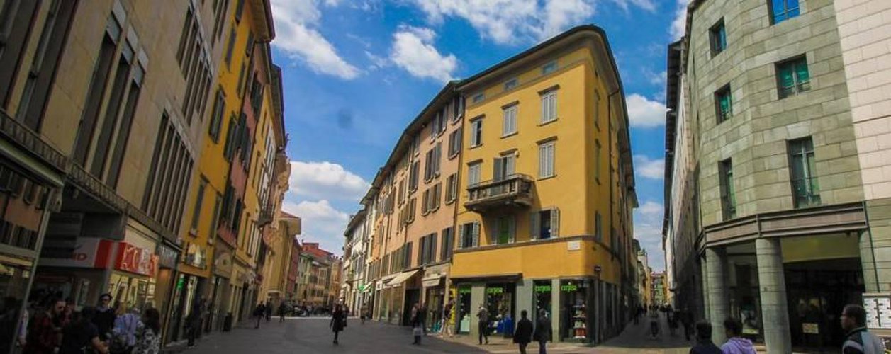 Negozio 50mq con vetrina frontestrada, in zona pedolale Bergamo