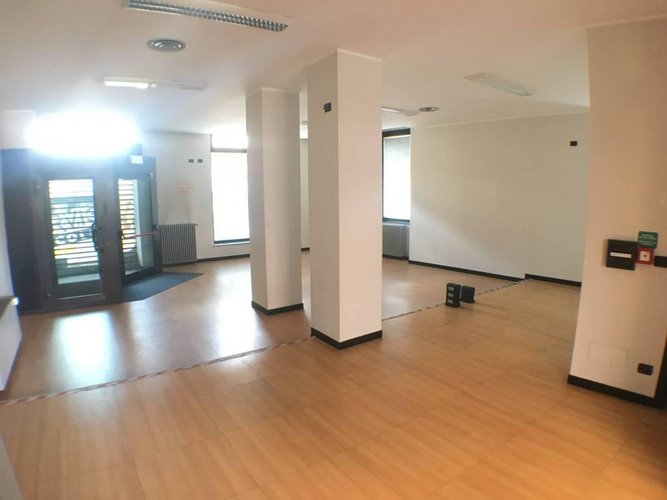 ufficio 280 mq con vetrine fronte strada e 300mq di interr. Bergamo