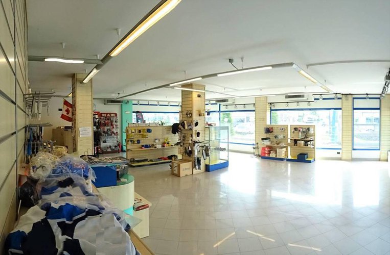 Negozio con 4 vetrine frontestrada e parcheggi privati Torre Boldone