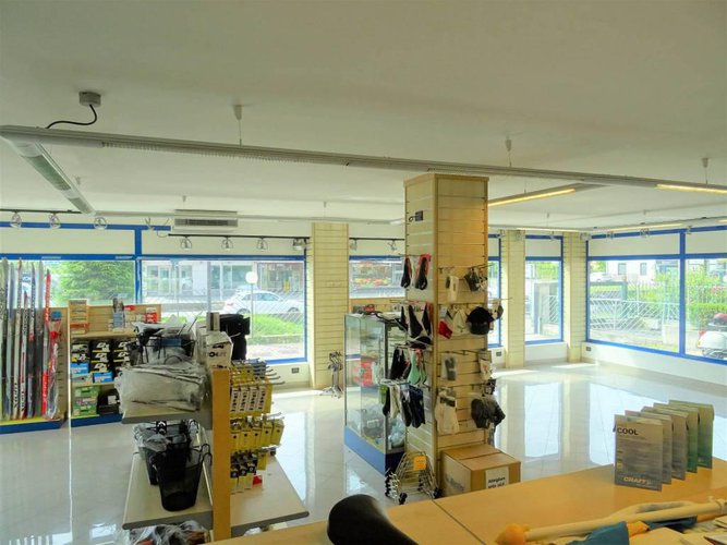 Negozio con 4 vetrine frontestrada e parcheggi privati Torre Boldone