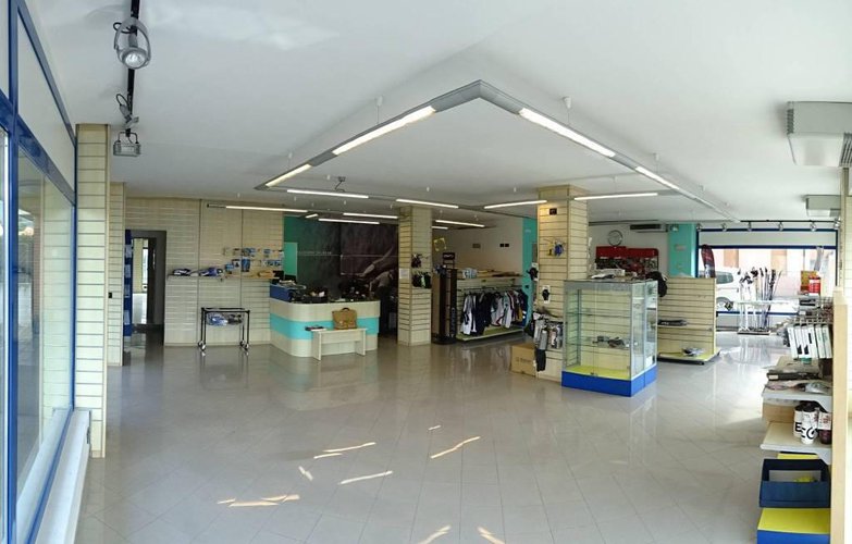 Negozio con 4 vetrine frontestrada e parcheggi privati Torre Boldone