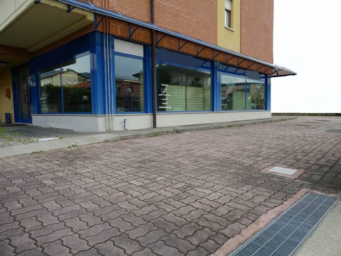 Negozio con 4 vetrine frontestrada e parcheggi privati Torre Boldone