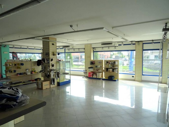 Negozio con 4 vetrine frontestrada e parcheggi privati Torre Boldone