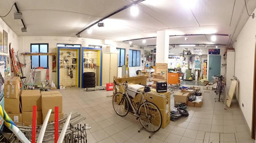 Negozio con 4 vetrine frontestrada e parcheggi privati Torre Boldone