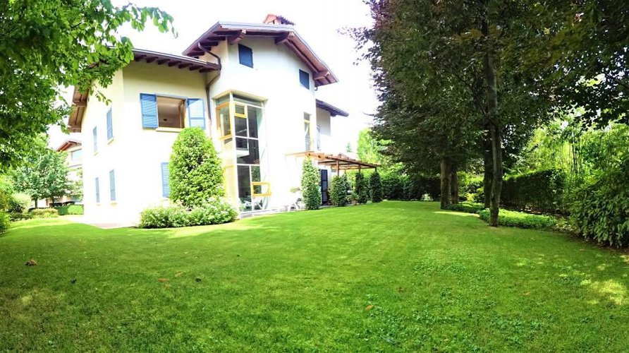 Prestigiosa Villa con piscina,palestra,campi tennis,calcio Brembate di Sopra