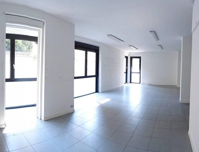 Negozio ufficio di 300mq fronte strada