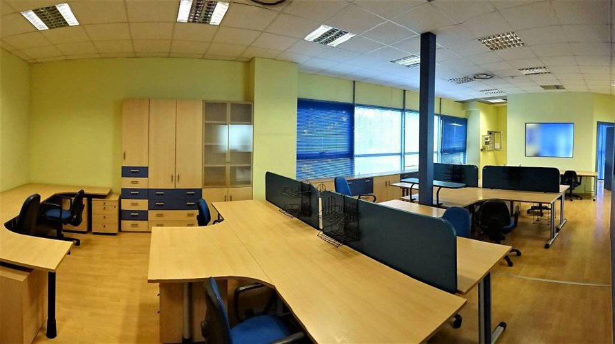 Curno in via Bergamo un ufficio di 200mq totalmente arredato