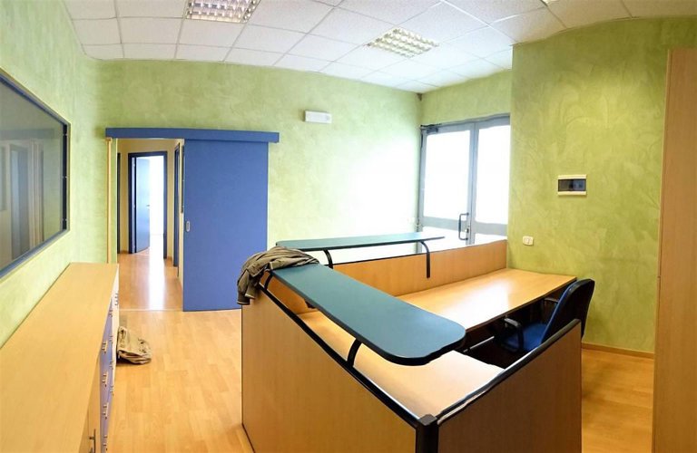 Curno in via Bergamo un ufficio di 200mq totalmente arredato Curno