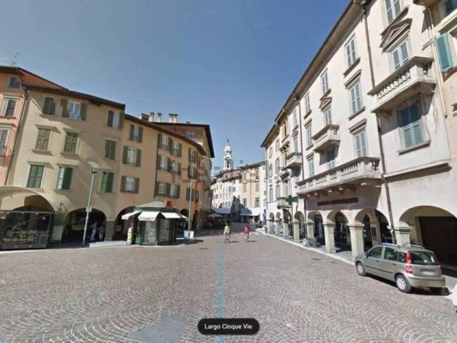 In centro a Bergamo negozio 530 mq con 11 vetrine Bergamo