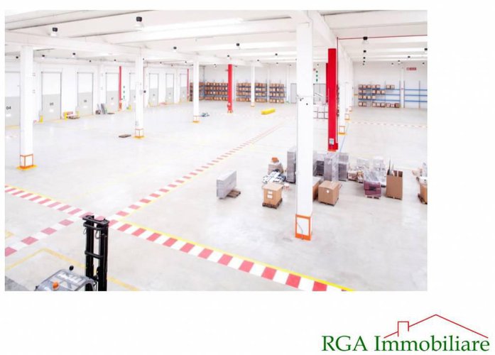 Capannone con baie di carico e uffici di rappresentanza