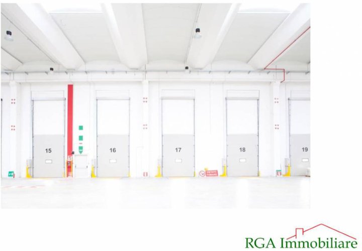 Capannone con baie di carico e uffici di rappresentanza Dalmine