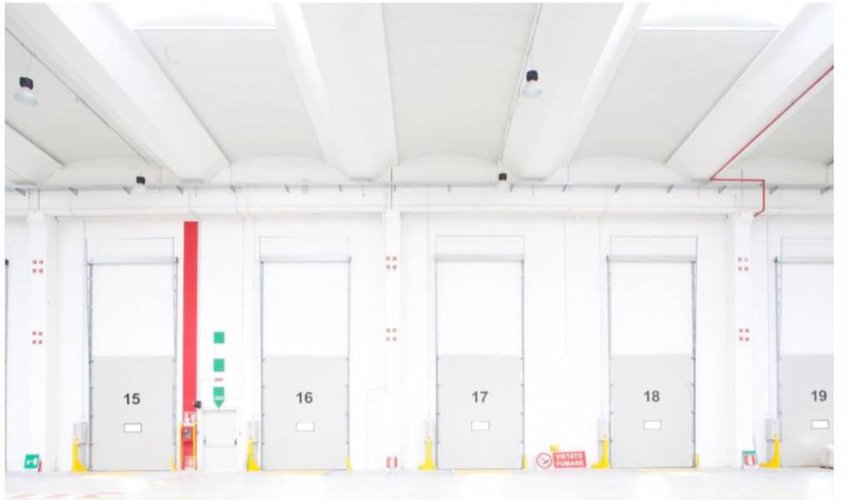 Capannone con baie di carico e uffici di rappresentanza Dalmine