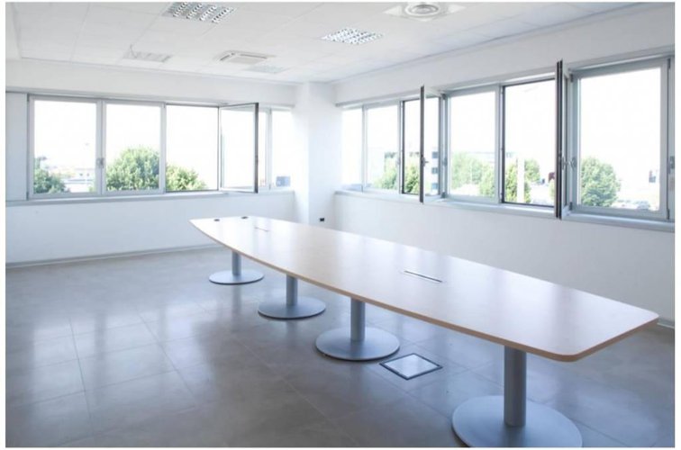 Capannone con baie di carico e uffici di rappresentanza Dalmine