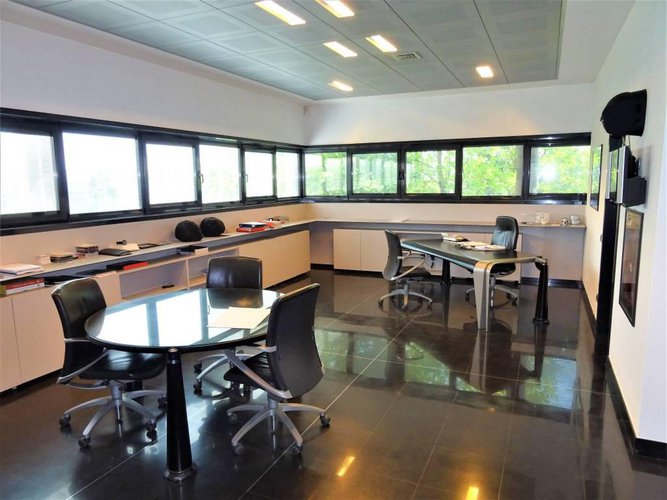 Capannone con baie di carico e uffici di rappresentanza Dalmine