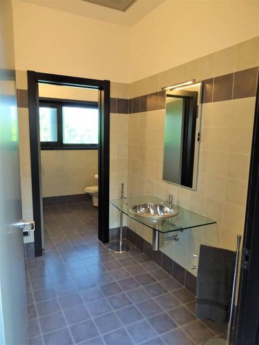 Capannone con baie di carico e uffici di rappresentanza Dalmine