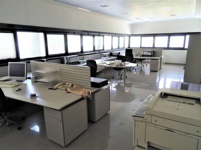 Capannone con baie di carico e uffici di rappresentanza Dalmine