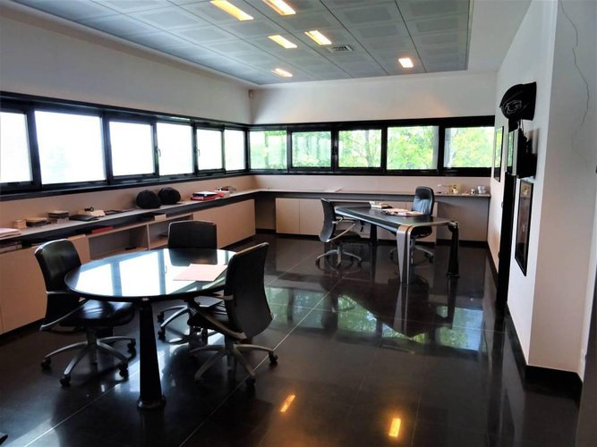 Capannone con baie di carico e uffici di rappresentanza Dalmine