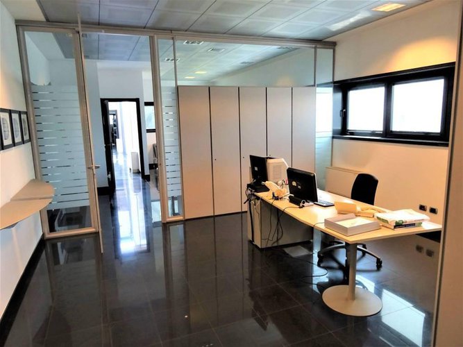 Capannone con baie di carico e uffici di rappresentanza Dalmine