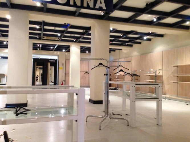 Negozio 750 mq con 7 vetrine fronte strada