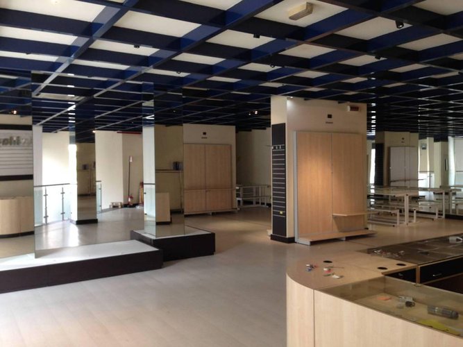 Negozio 750 mq con 7 vetrine fronte strada Bergamo