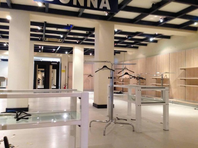 Negozio 750 mq + 750 mq p. int. con 7 vetrine fronte strada