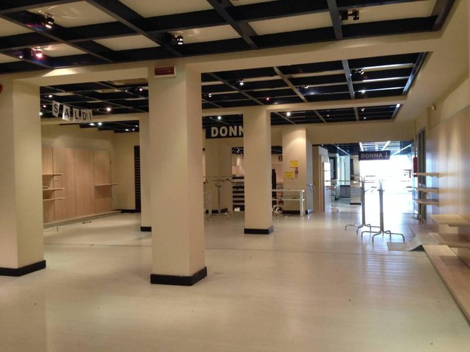 Negozio 750 mq + 750 mq p. int. con 7 vetrine fronte strada Bergamo