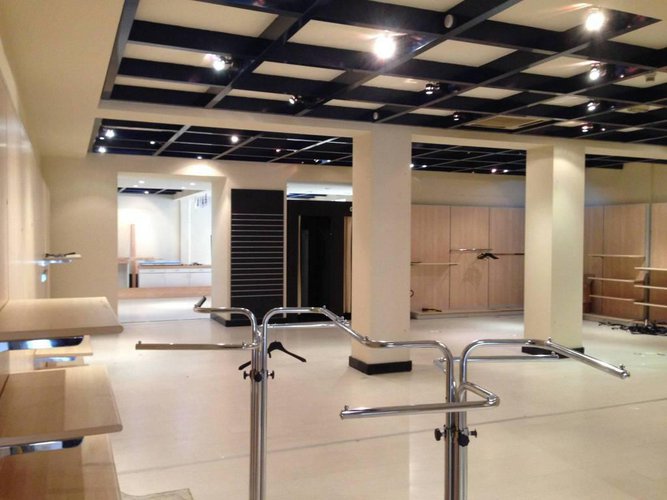 Negozio 750 mq + 750 mq p. int. con 7 vetrine fronte strada Bergamo