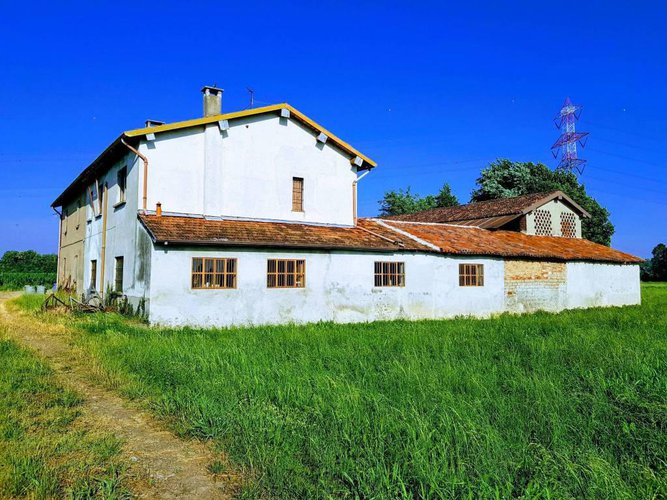 Tipico cascinale con terreno agricolo