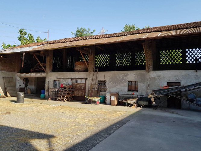 Tipico cascinale con terreno agricolo Fara Gera d'Adda