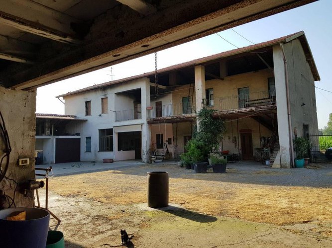 Tipico cascinale con terreno agricolo Fara Gera d'Adda