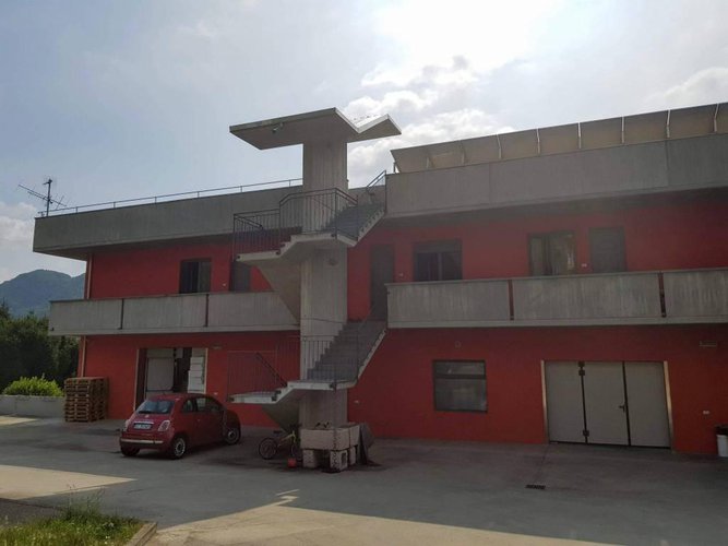 Stabile residenziale e artigianale