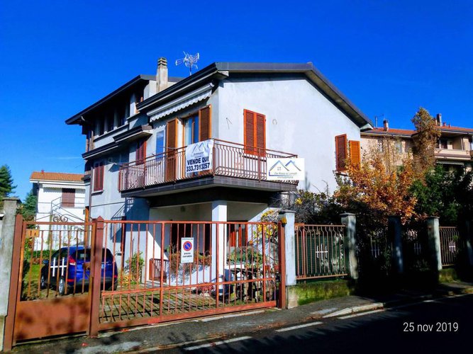 Villa singola su due livelli con mansarda e giardino!!