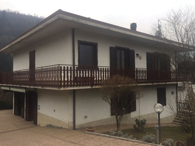 CASA SINGOLA BEN TENUTA!