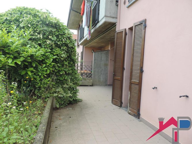 Ambivere trilocale con giardino e box