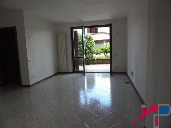 Ambivere trilocale con giardino e box Ambivere