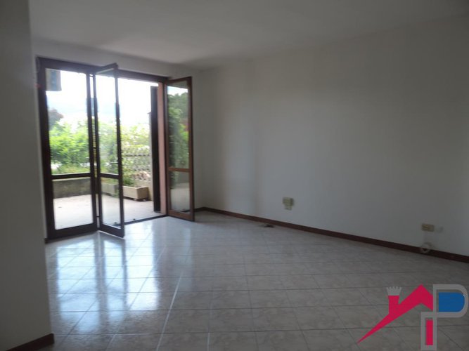 Ambivere trilocale con giardino e box Ambivere