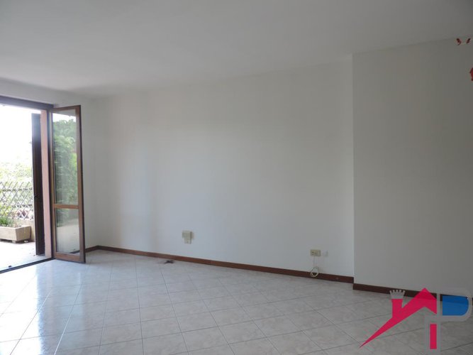 Ambivere trilocale con giardino e box Ambivere