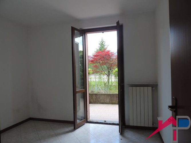 Ambivere trilocale con giardino e box Ambivere